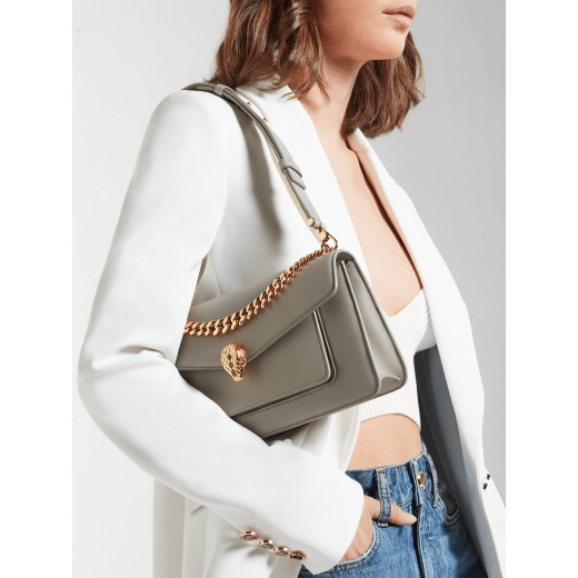 Serpenti East-West Maxi Chain medium shoulder bag in foggy opal gray Metropolitan calf leather with linen agate beige nappa leather lining. Captivating snakehead magnetic closure in gold-plated brass embellished with gray agate scales and red enamel eyes. SEA-1238-MCCL image 6