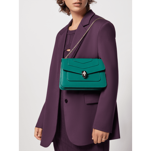 Serpenti Forever medium shoulder bag in black calf leather with emerald green grosgrain lining. Captivating snakehead closure in light gold-plated brass embellished with black and white agate enamel scales and green malachite eyes. 1077-CLa image 6