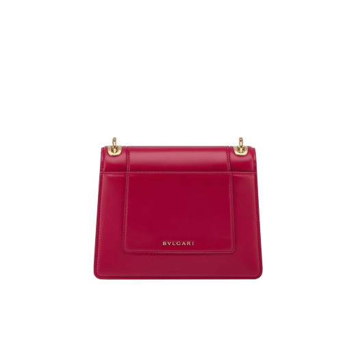 Sac porté épaule Serpenti Forever Day-to-Night petit modèle en cuir de veau vert émeraude avec doublure en cuir nappa noir. Fermoir magnétique Serpenti en laiton doré rehaussé d’écailles en émail couleur vert jade intense et laiton doré et d’yeux en onyx noir. SEA-1281-CL image 2