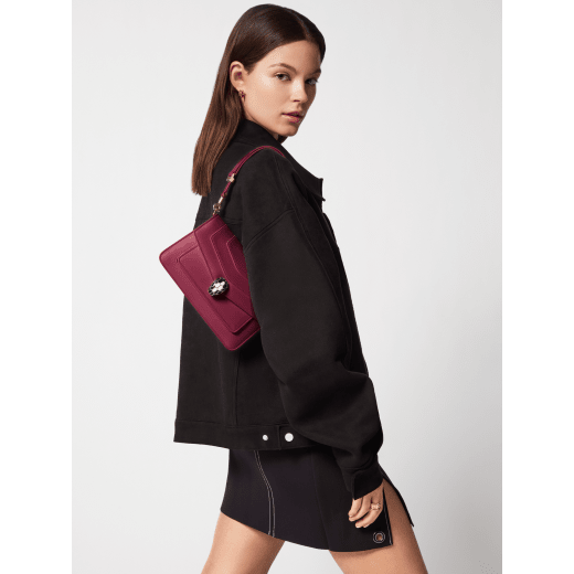 Serpenti Forever East-West small shoulder bag in primrose quartz pink calf leather, with heather amethyst pink grosgrain lining. Captivating magnetic snakehead closure in light gold-plated brass embellished with black and white agate enamel scales and black onyx eyes. 1237-Cla image 6