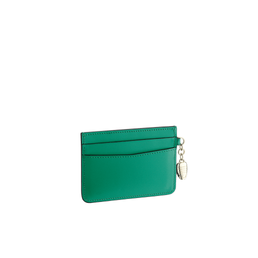 Serpenti Forever card holder in emerald green calf leather. Captivating snakehead charm in light gold-plated brass embellished with black and white agate enamel scales and emerald green enamel eyes. 291852 image 2