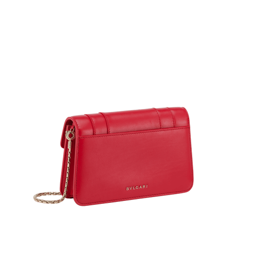 Serpenti Forever chain wallet in amaranth garnet red calf leather and flamingo quartz pink nappa leather interior. Captivating light gold-plated brass snakehead magnetic closure embellished with matt and shiny amaranth garnet red enamel scales and black onyx eyes. SEA-CHAINPOCHETTE-LCL image 3