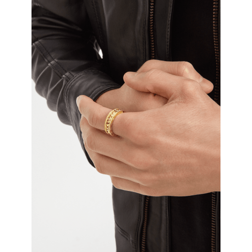 B.zero1 and B.zero1 Rock couple rings in 18 kt yellow gold, one of which has studded spiral and pavé diamonds on the edges. A timeless ring set fusing visionary design with bold charisma. BZERO1-COUPLES-RINGS-6 image 7