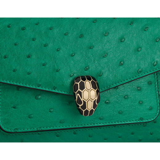 Serpenti Forever medium shoulder bag in vivid emerald green shiny ostrich skin with emerald green nappa leather lining. Captivating snakehead magnetic closure in light gold-plated brass embellished with black enamel and light gold-plated brass scales and black onyx eyes. 293263 image 5