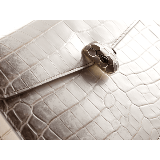 Сумка на плечо Serpenti Forever, кожа крокодила цвета белого агата с переливающимся и жемчужным эффектом. Фирменная застежка в виде змеиной головы из латуни с покрытием из светлого золота, чешуйки из черной эмали и перламутра, глаза из синего лазурита. 521-CRc image 2