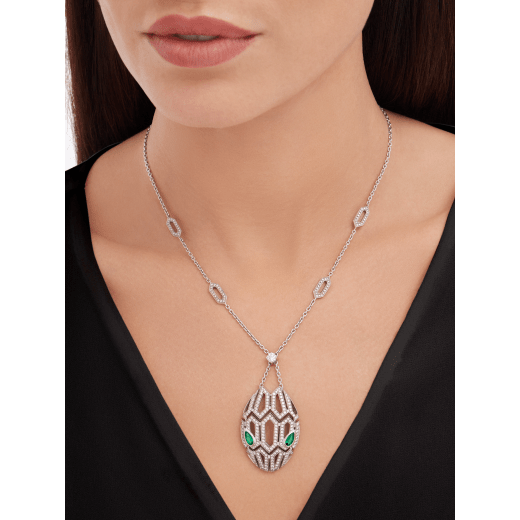 Serpenti necklace in 18 kt white gold, set with emerald eyes and pavé diamonds both on the chain and the pendant. 352752 image 1