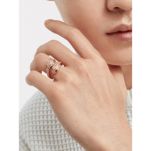 Serpenti Seduttori 18 kt rose gold double head ring set with rubellite eyes and pavé diamonds AN859033 image 3