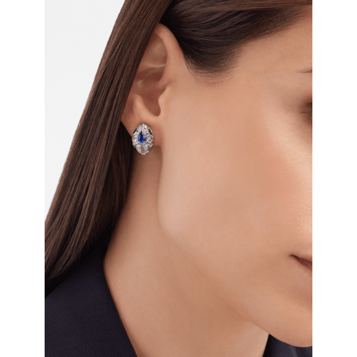 Orecchini Serpenti in oro bianco 18 kt con pavé di diamanti, testa con zaffiro blu e occhi con smeraldi. 355355 image 2