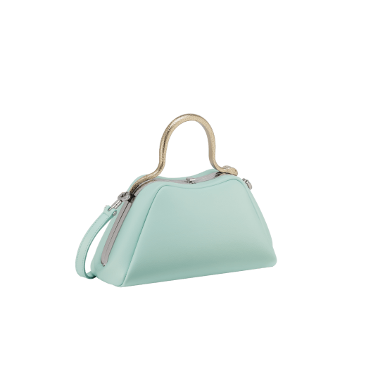 Sac à main Serpentine mini modèle en cuir de veau lisse noir avec doublure en cuir nappa vert émeraude. Poignée supérieure en forme de serpent en laiton doré, ornée d'écailles gravées et d'yeux en émail rouge. Fermoir à bouton-pression et détails en laiton doré. SRN-1291 image 2