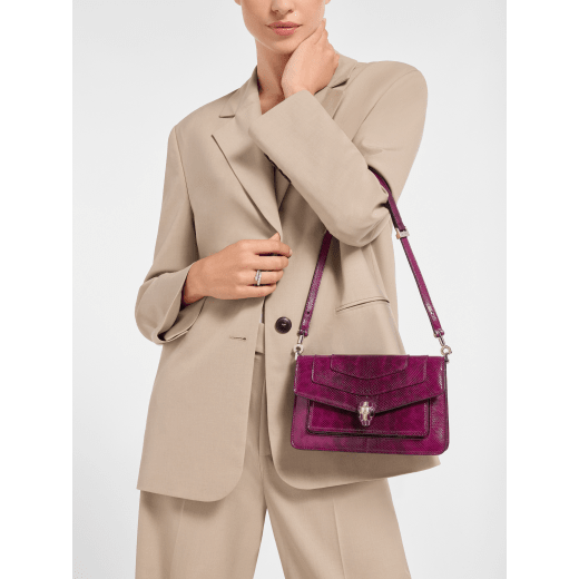 Sac porté épaule Serpenti Forever East-West petit modèle en karung brillant couleur prune nuit avec doublure en cuir nappa vert émeraude. Captivant fermoir magnétique Serpenti en laiton orné d’écailles en émail bordeaux et laiton et d’yeux en onyx noir. 1237-CLKARUNG image 1