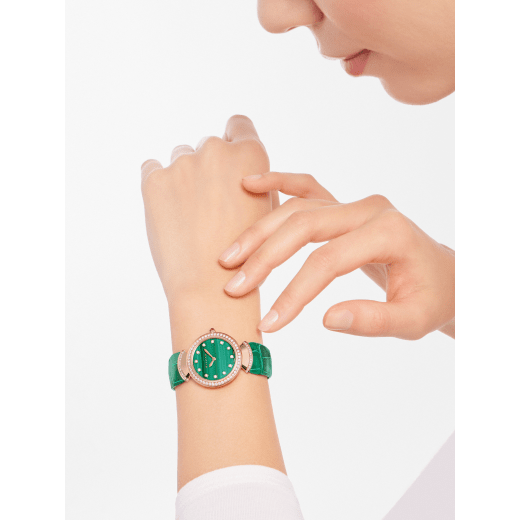 DIVAS' DREAM Lady watch, 30 mm 18 kt rose gold case, 18 kt rose gold bezel and fan-shaped links both set with brilliant-cut diamonds, 18 kt rose gold crown set with a cabochon-cut rubellite, malachite dial, diamond indexes, green alligator strap and 18 kt rose gold pin buckle. Quartz movement, hours and minutes functions. Water-resistant up to 30 metres. 103119 image 2