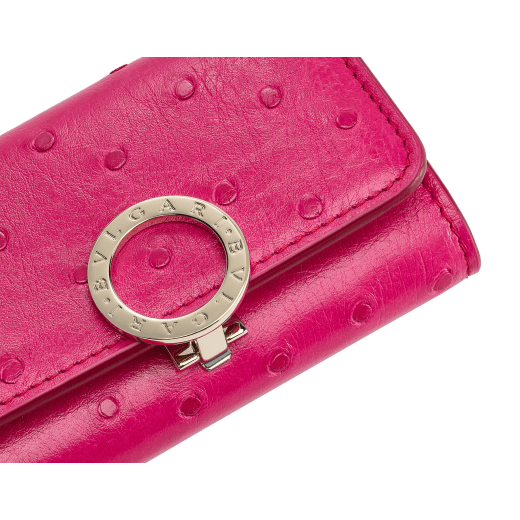Маленький футляр для ключей Bvlgari Bvlgari, мягкая блестящая кожа страуса цвета фуксии оттенка турмалина, внутренняя отделка из кожи наппа цвета королевского рубина. Верхний клапан со знаменитой застежкой-зажимом из латуни с покрытием из светлого золота. 293285 image 3