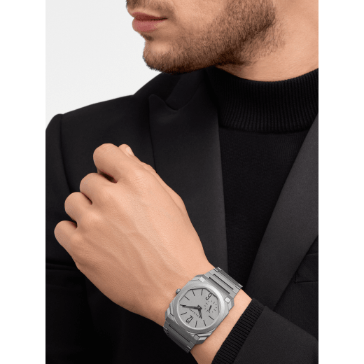 Octo Finissimo自动上链腕表，采用钛金属材质，搭载品牌自制的纤薄自动上链机械机芯，小秒针，钛金属表盘，黑色鳄鱼皮表带。 102713 image 5