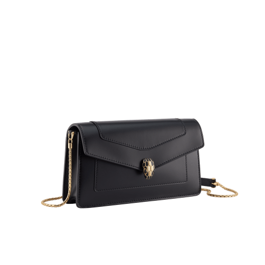 Pochette con catena Serpenti Forever in vitello bianco perla con fodera in nappa rosa cristallo. Accattivante chiusura magnetica Serpenti in ottone placcato oro con squame in smalto bianco perla e ottone placcato oro e occhi in onice nera. SEA-CHPOCHETTER image 2