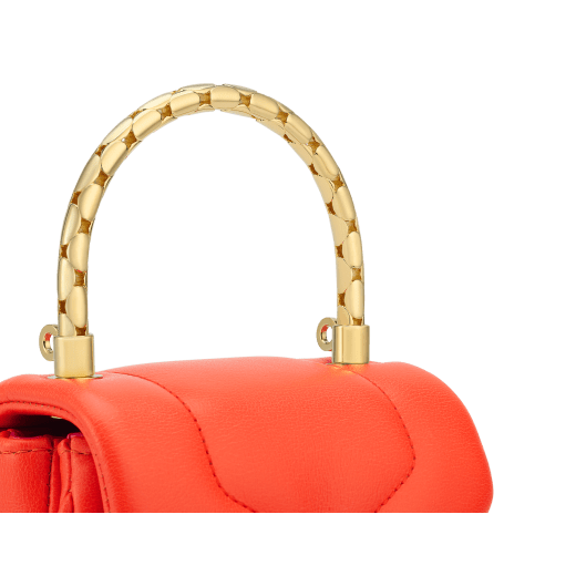 Сумка микроформата с верхней ручкой Serpenti Reverse, кожа теленка цвета фуксии оттенка турмалина с узором Metropolitan, подкладка из кожи наппа цвета королевского рубина. Магнитная застежка в виде змеиной головы из латуни с золотым покрытием, глаза из красной эмали. SRV-NANOREVERSE-MCL image 6