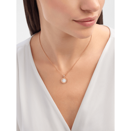 Bvlgari Bvlgari 項鍊，18K 玫瑰金鍊帶，18K 玫瑰金項墜鑲飾珍珠母貝、縞瑪瑙和密鑲鑽石。 347761 image 1