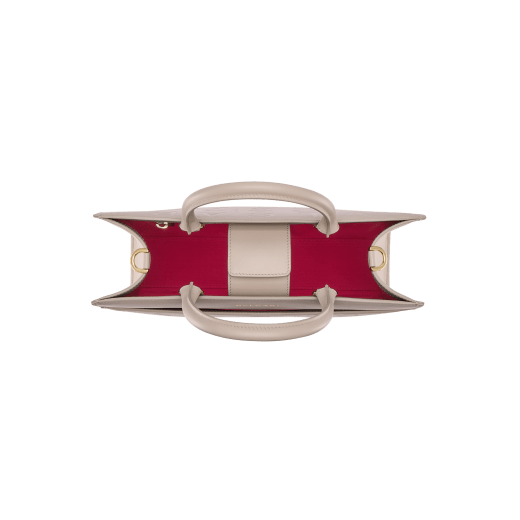 Bulgari Logo系列黑色小牛皮中号托特包，包身烫印Infinitum图案，搭配水鸭色托帕石绿色罗缎衬里。浅金镀金黄铜配饰和磁扣。 BVL-1251M-ICL image 7