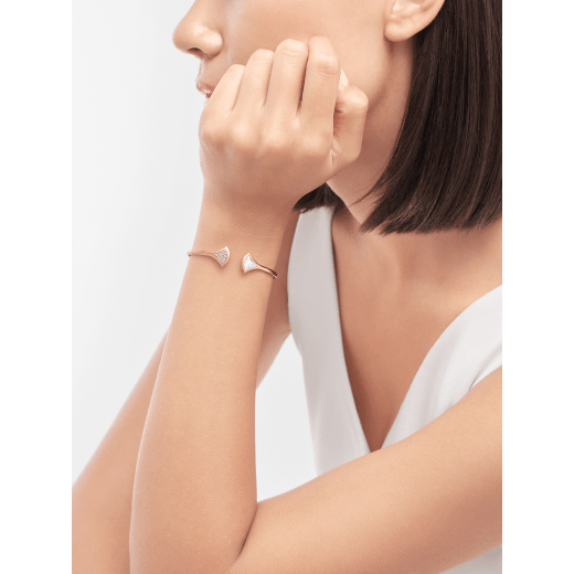 DIVAS' DREAM 18 kt rose gold bangle bracelet set with a mother of pearl element and pavé diamonds. BR858680 image 1