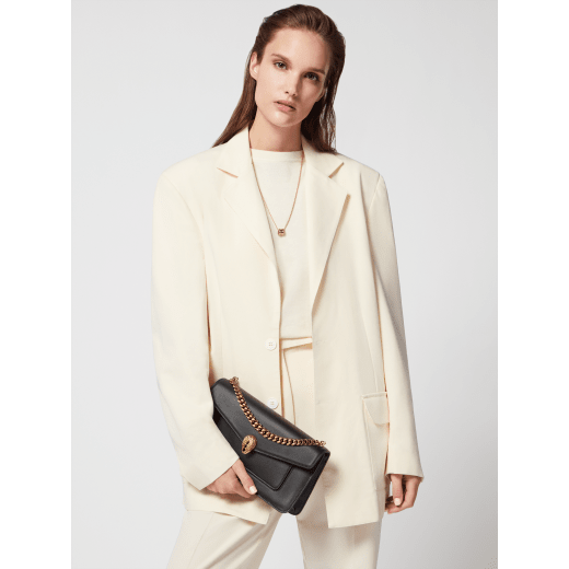Serpenti East-West Maxi Chain medium shoulder bag in foggy opal gray Metropolitan calf leather with linen agate beige nappa leather lining. Captivating snakehead magnetic closure in gold-plated brass embellished with gray agate scales and red enamel eyes. SEA-1238-MCCL image 8