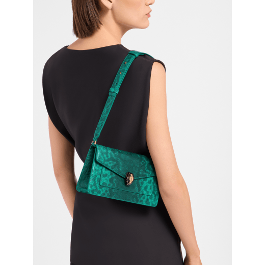 Kleine Serpenti Forever Crossbody-Tasche aus glänzendem Smeraldo Prezioso-Karungleder mit Futter aus Smeraldo Prezioso-Nappaleder. Faszinierender Schlangenkopf-Magnetverschluss aus vergoldetem Messing mit Schuppen aus schwarzer Emaille und vergoldetem Messing sowie Augen aus schwarzem Onyx. SEA-001-1345S-ex image 1