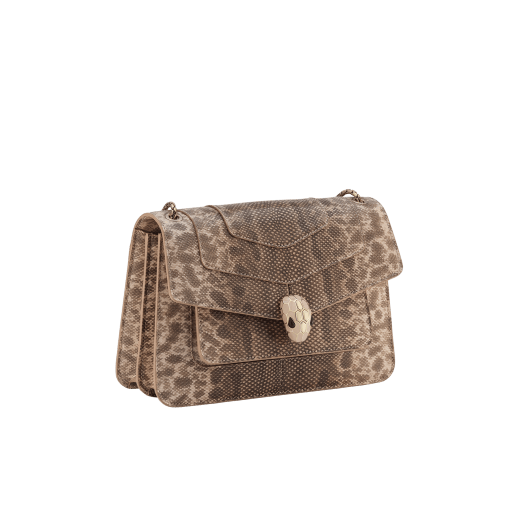 Mittelgroße Serpenti Forever Schultertasche aus glänzendem Karungleder in Forest Emerald Grün mit Futter in Zircon Bay Blau. Faszinierender Schlangenkopf-Verschluss aus hell vergoldetem Messing mit Schuppen aus schwarzer und achatweißer Emaille sowie Augen aus grünem Malachit. 1077-K image 2