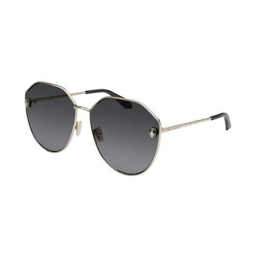 Occhiali da sole Serpenti Forever con montatura aviatore con finiture in oro e lenti fumé. Ispirata all’iconica chiusura delle borse Serpenti, la preziosa testa di serpente che adorna le lenti dona al modello un tocco di irresistibile eleganza. 904322 image 1