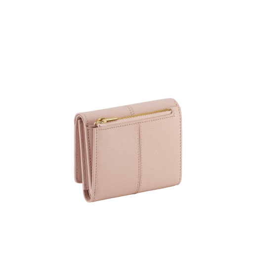 Portafoglio compatto Divas' Dream in pelle di capra rosa chiaro con interno in nappa rosa cristallo. Iconica chiusura con bottone a pressione in ottone placcato oro. DIVA-SLIMCOMPACT image 3