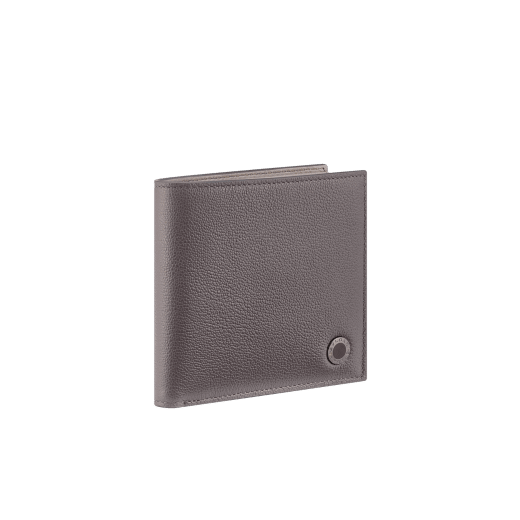 Kompaktes Bvlgari Bvlgari Man Portemonnaie aus genarbtem Urban-Kalbsleder mit Außenseite in Dark Grey und Innenseite in Foggy Opal. Ikonischer Dekor aus dunkel rutheniumbeschichtetem Messing mit Emaille in Dark Grey und gefalteter Verschluss. BBM-WLTITALASYMc image 1