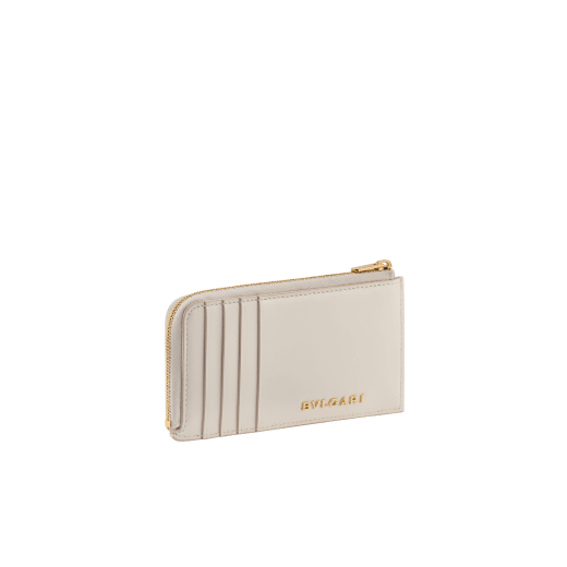 Serpenti Forever 拉鍊卡片夾，採用淡金色 Striated 小牛皮，亞麻瑪瑙色納帕軟面皮內裡。迷人的淡金色黃銅蛇頭元素飾以香檳色琺瑯和淡金色黃銅蛇鱗，蛇眼飾以黑色琺瑯。 SEA-CC-HOLD-ZIP-R image 3
