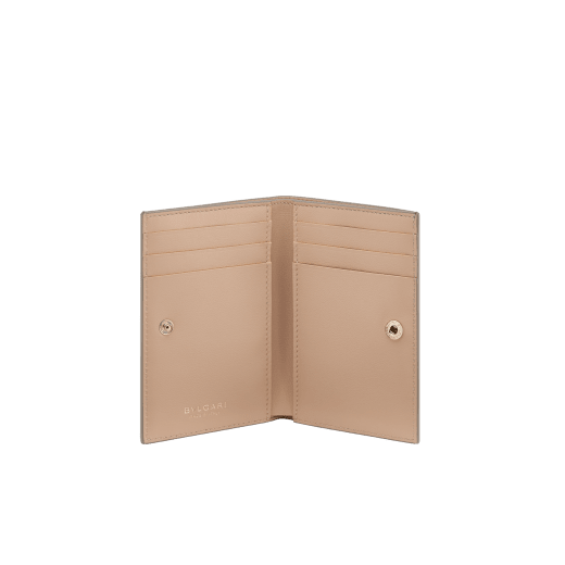 Serpenti Forever folded card holder in light gold Striated calf leather with linen agate nappa leather interior. Captivating snakehead décor in light gold-plated brass embellished with champagne enamel and light gold-plated brass scales, and black enamel eyes; press-button closure. SEA-CC-HOLD-FOLD-R image 2