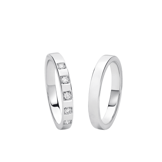 Marryme Eheringe aus Platin mit unterschiedlicher Höhe, einer mit fünf Diamanten besetzt. Ein zeitloses Ring-Set für Paare, das unverwechselbares Design mit ultimativer Kostbarkeit verschmelzen lässt. MARRYME-COUPLES-RINGS image 1