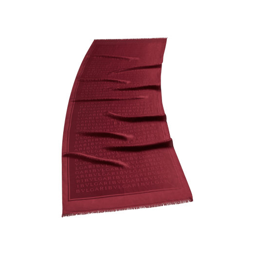 وشاح «ليتيري ماكسي لايت» من الحرير الفاخر بلون أحمر يتخلله طيف شقائق النعمان الوردي. LETTEREMAXILIGHTd image 1