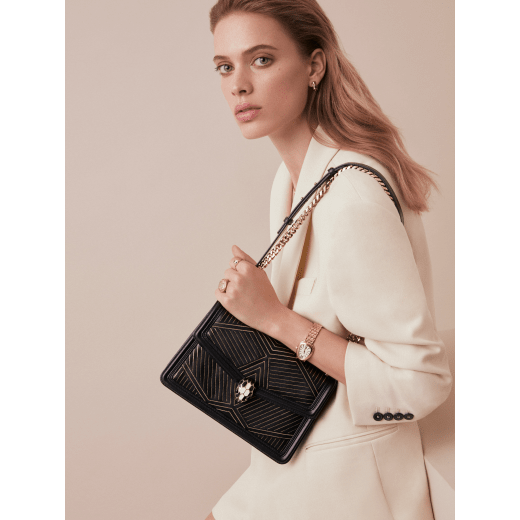 “Serpenti Diamond Blast” shoulder bag in white agate calf leather, featuring a Whispy Chain motif in light gold finishing. Iconic snakehead closure in light gold plated brass enriched with black and white agate enamel and black onyx eyes. 922-WC image 6