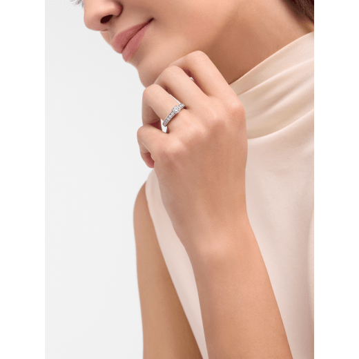 Anello solitario 1503 - Dedicata a Venezia in platino con diamante tondo taglio brillante, pavé di diamanti e logo inciso. Il gioiello prende il nome dall’anno in cui a Venezia fu scambiato il primo anello di fidanzamento. 343992 image 1