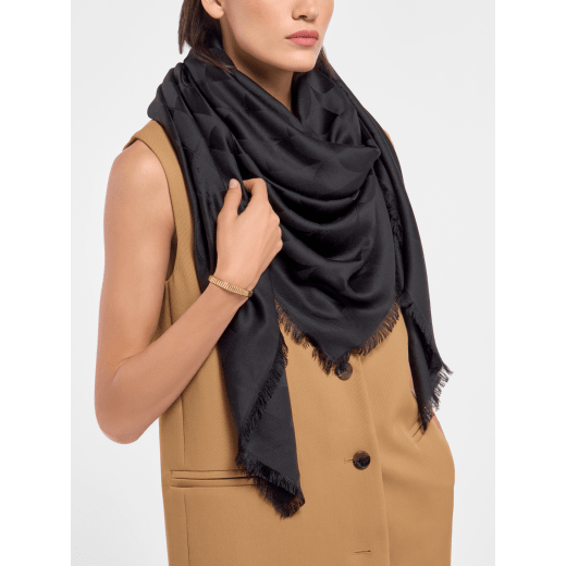 Foulard Maxi Calla en laine et soie fine couleur lin agate. Modèle confectionné à 60&nbsp;% de soie et 40&nbsp;% de laine. MAXICALLASQ image 1