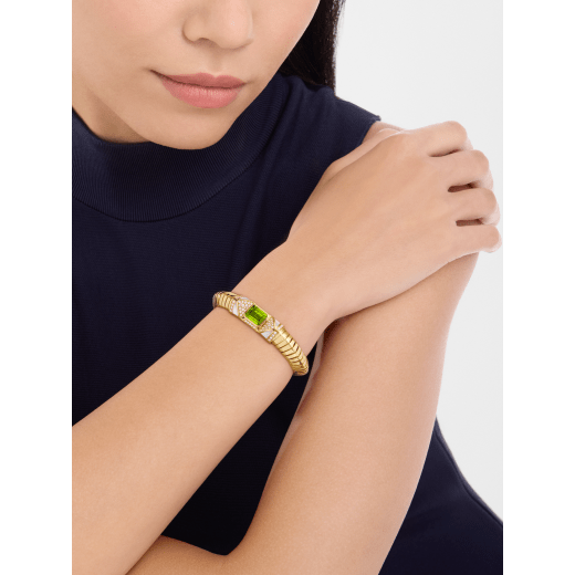 Bvlgari Tubogas 手環，採用 18K 黃金，鑲飾祖母綠型切割碧璽、珍珠母貝元素與密鑲鑽石。 BR860879 image 2