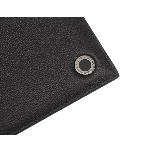 BULGARI BULGARI Man card holder in black Urban grain calf leather with a forest emerald green Urban grain calf leather detail. Iconic dark ruthenium-plated brass décor enamelled in matte black, and zipped closure. 292241 image 4