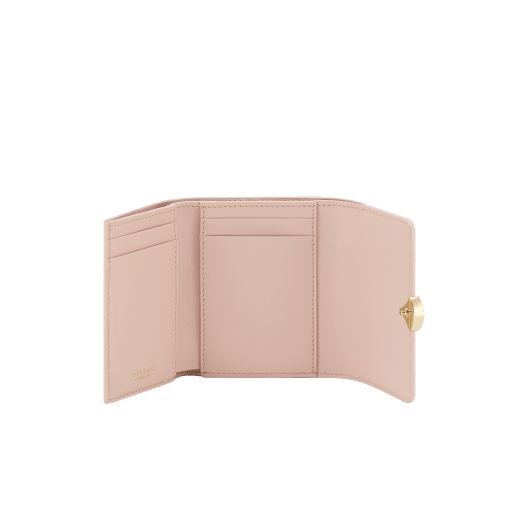 Portafoglio compatto Divas' Dream in pelle di capra rosa chiaro con interno in nappa rosa cristallo. Iconica chiusura con bottone a pressione in ottone placcato oro. DIVA-SLIMCOMPACT image 2