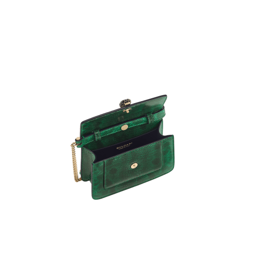 Сумка микроформата Serpenti Forever, кожа теленка серебристого цвета с узором Striated, внутренняя отделка из кожи наппа серого цвета оттенка туманного опала. Магнитная застежка в виде змеиной головы из латуни с покрытием из светлого золота, чешуйки из эмали серого цвета с сатинированной отделкой и прозрачной эмали, глаза из черной эмали. SEA-MINICROSSBODY image 2