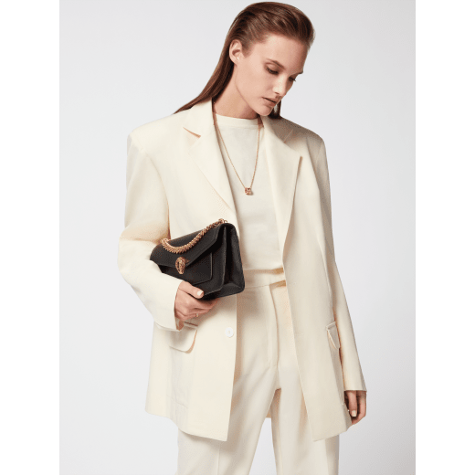 Serpenti East-West Maxi Chain medium shoulder bag in foggy opal gray Metropolitan calf leather with linen agate beige nappa leather lining. Captivating snakehead magnetic closure in gold-plated brass embellished with gray agate scales and red enamel eyes. SEA-1238-MCCL image 9