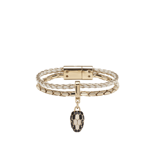 Браслет Serpenti Forever, плетеная кожа теленка цвета белого агата, цепочка в форме змеи из латуни с покрытием из светлого золота, магнитная застежка. Брелок в виде змеиной головы, чешуйки из эмали черного цвета и цвета белого агата, глаза из черной эмали. SERP-BRAIDCHAIN-WCL-WA image 1