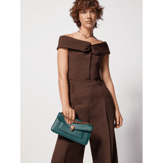 Serpenti East-West Maxi Chain medium shoulder bag in foggy opal grey Metropolitan calf leather with linen agate beige nappa leather lining. Captivating snakehead magnetic closure in gold-plated brass embellished with grey agate scales and red enamel eyes. SEA-1238-MCCL image 9