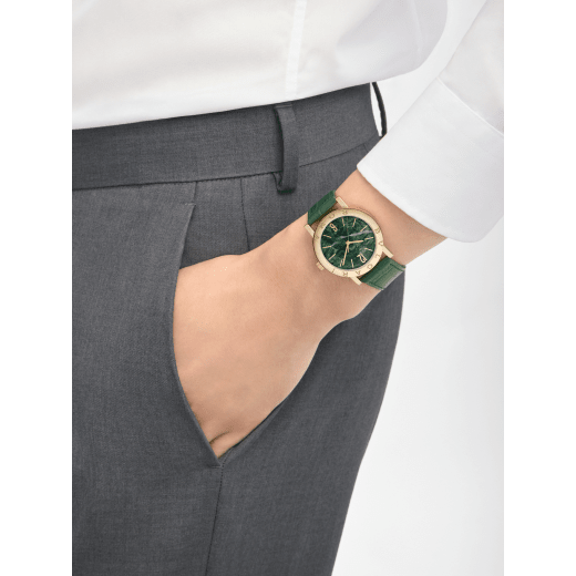 Bvlgari Bvlgari 50 週年限量版腕錶，搭載寶格麗自製機械機芯，18K 黃金錶殼和錶圈，錶圈鐫刻 BVLGARI ROMA 標誌，Verde Alpi 綠色大理石錶盤，深綠色鱷魚皮錶帶。防水深度 50 公尺。 104112 image 2