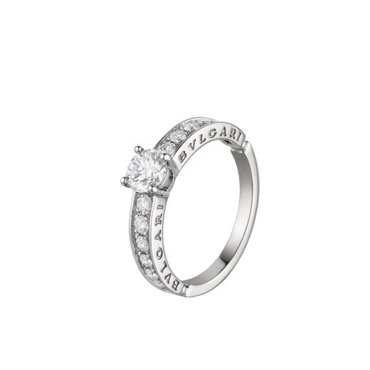 Anello solitario 1503 - Dedicata a Venezia in platino con diamante tondo taglio brillante, pavé di diamanti e logo inciso. Il gioiello prende il nome dall’anno in cui a Venezia fu scambiato il primo anello di fidanzamento. 343992 image 1