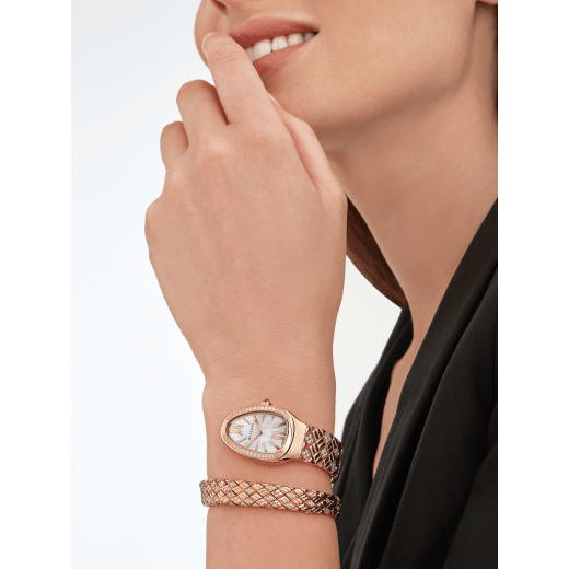 Montre Serpenti Spiga avec boîtier et bracelet spirale en or rose 18 K sertis de diamants, et cadran en nacre blanche SERPENTI-SPIGA-1TWHITEDIALDIAM image 4