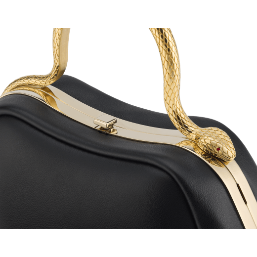 Sac à main Serpentine mini modèle en cuir de veau lisse noir avec doublure en cuir nappa vert émeraude. Poignée supérieure en forme de serpent en laiton doré, ornée d'écailles gravées et d'yeux en émail rouge. Fermoir à bouton-pression et détails en laiton doré. SRN-1291 image 5