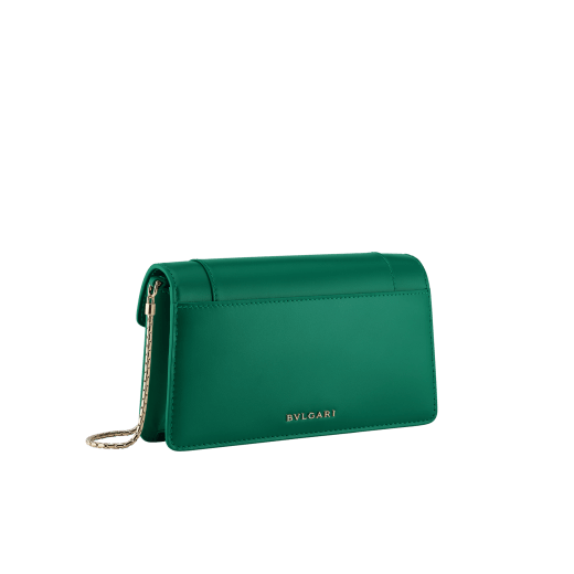 Serpenti Forever chain pochette in Perla White calf leather with crystal rose nappa leather lining. Captivating snakehead magnetic closure in gold-plated brass embellished with Perla White enamel and gold-plated scales, and black onyx eyes. SEA-CHPOCHETTER image 3