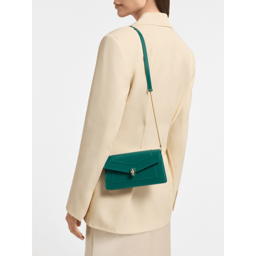 Serpenti Forever chain pochette in Perla White calf leather with crystal rose nappa leather lining. Captivating snakehead magnetic closure in gold-plated brass embellished with Perla White enamel and gold-plated scales, and black onyx eyes. SEA-CHPOCHETTER image 1