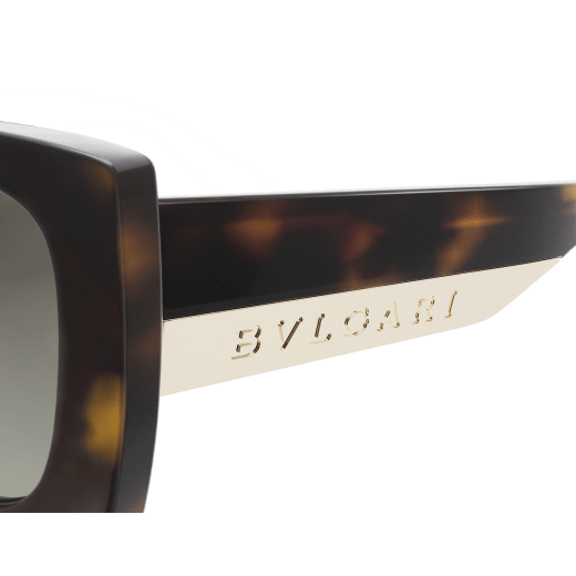 Bvlgari Roma Sonnenbrille in Schmetterlingsform aus Azetat mit Metalllogo an den Bügeln BV40038I image 3