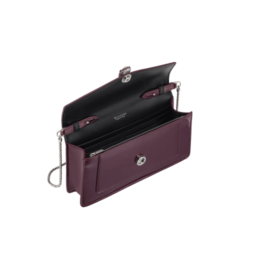 新 Serpenti Forever 鍊帶手拿包，外側採用珍珠白色小牛皮採用，內裡採用水晶玫瑰色納帕軟面皮。迷人的金色黃銅蛇頭磁扣飾以珍珠白色琺瑯和金色蛇鱗，蛇眼鑲飾黑色縞瑪瑙。 SEA-CHPOCHETTER-b image 2